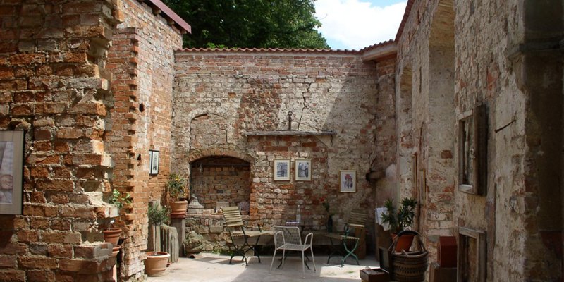 Castle with a chapel, Gewölbek.