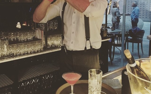 Stylische Bar mit großer Terrasse, zentral
