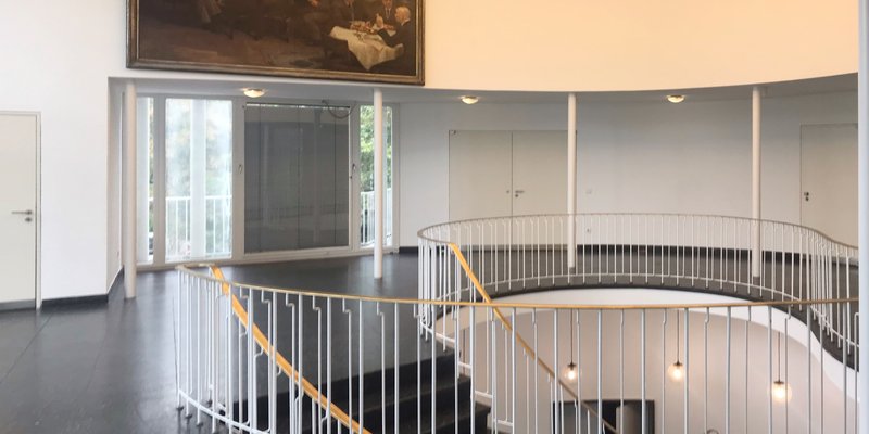 Künstlerverein mit Terrasse, Saal mit Bühne