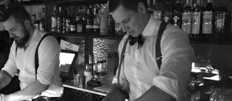 Stylische Bar mit großer Terrasse, zentral
