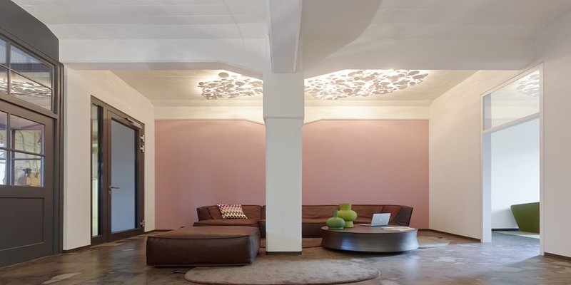 Seminarzentrum mit Lounge in klaren Formen