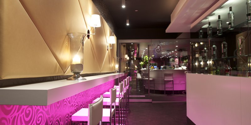 Club in lila/sandfarbenem Samt, Satin, Leder