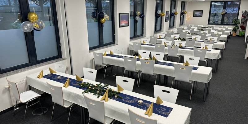 Die besondere Location: ecos work spaces München - 125 sqm room as a banquet hall with rows of tables for Christmas parties, company celebrations, festively decorated and set up as desired Die besondere Location: ecos work spaces München - 125 sqm room as a banquet hall with rows of tables for Christmas parties, company celebrations, festively decorated and set up as desired