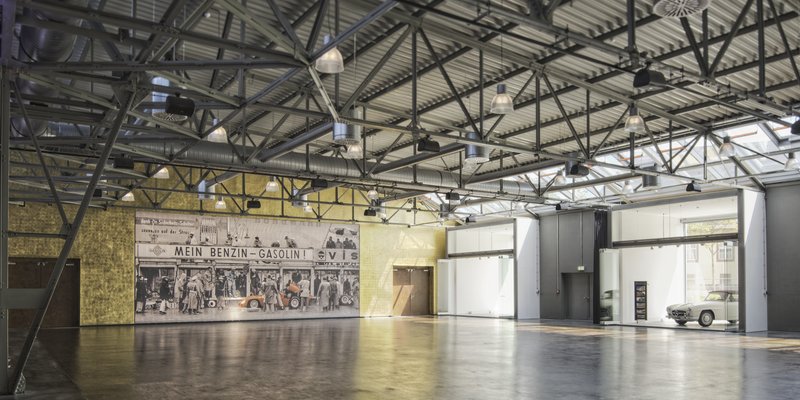 Mehrzweckhalle mit Bezug zu Automobilen