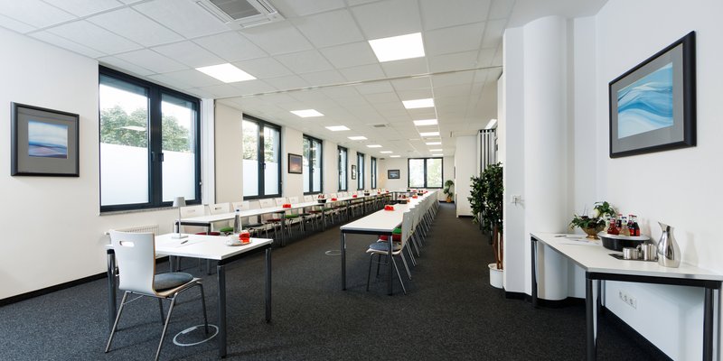 Die besondere Location: ecos work spaces München - Large conference room solution “London+Oslo+Paris” furnished in a U-shape Die besondere Location: ecos work spaces München - Large conference room solution “London+Oslo+Paris” furnished in a U-shape