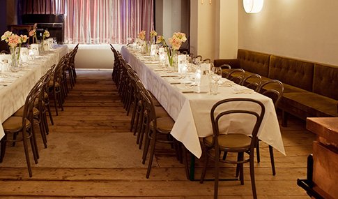 Theater-Location mit Bühne und Gastronomie - Theater mit Tafel