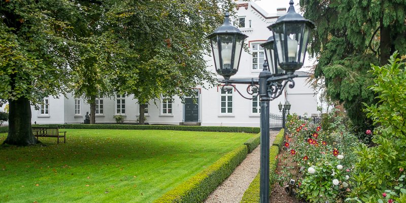 Gutshof mit reovierter Tenne, Kronleuchter