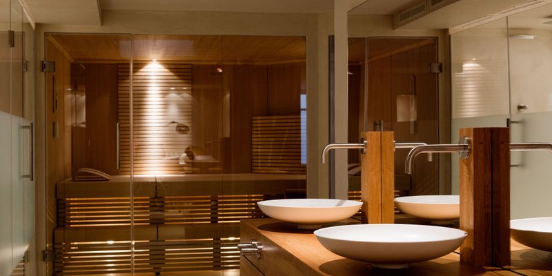 City loft with open kitchen & wellness area  - Wellness bathroom with hand basin and shower/sauna views