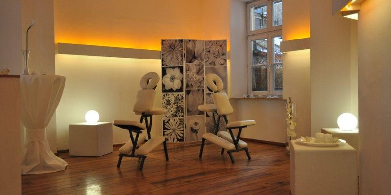 Mobile massage lounge for your event Mobile massage lounge for your event