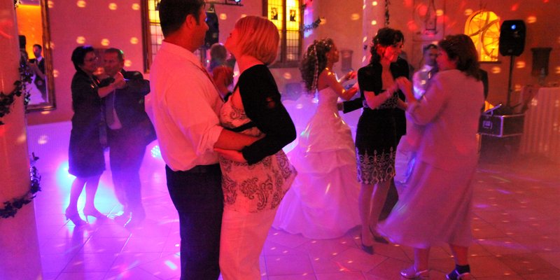 Location with arches and wedding fountain Location with arches and wedding fountain