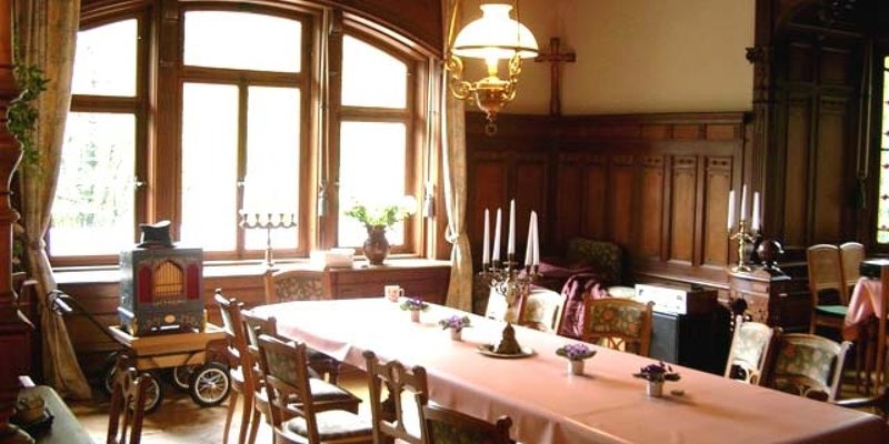 Herrenhaus am See um 1900