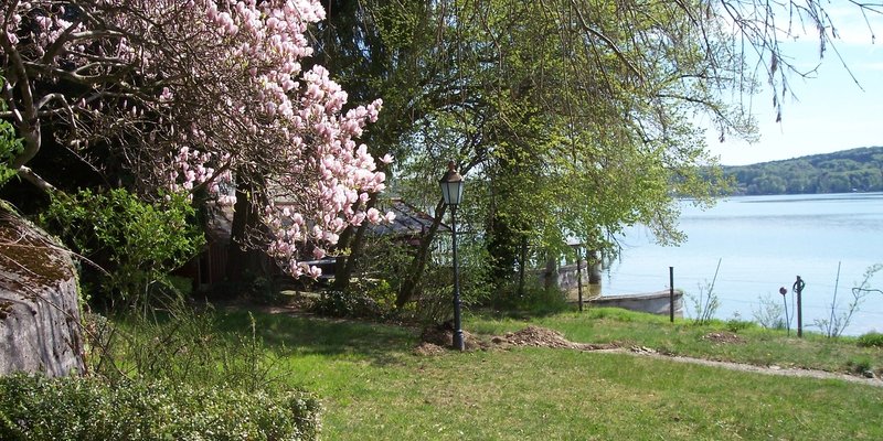 Landhaus mit Festzelt am Starnberger See - Teil des Gartens am See