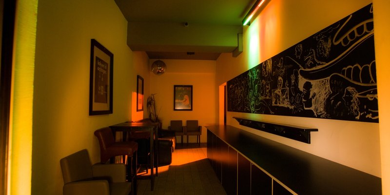 Außen industriell, innen bunt, gemütlich