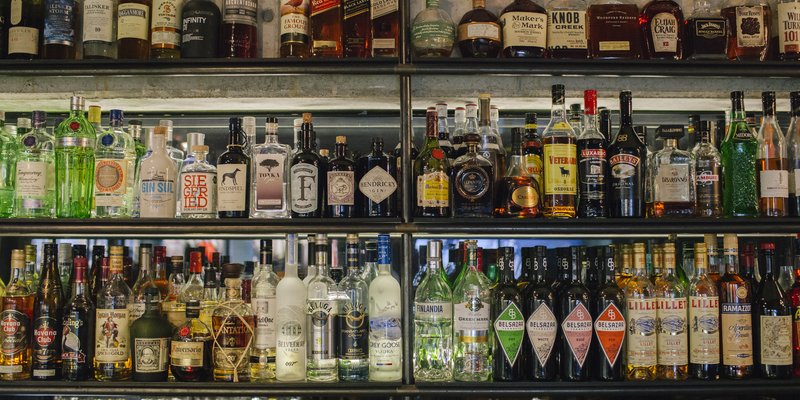 Stylische Bar mit großer Terrasse, zentral