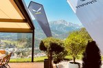Alm mit Blick auf Berchtesgaden und Berge