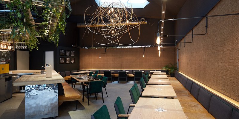 LOCATION gleich am Ausgang der S-Bahn/U-Bahn 