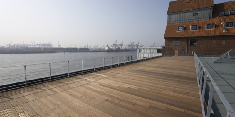 Loftiges Gewölbe mit Elbblick