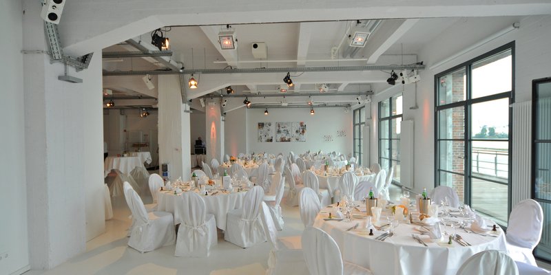 Loftiges Gewölbe mit Elbblick