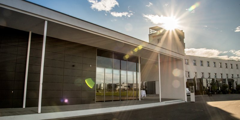 Mehrzweckhalle mit Bezug zu Automobilen