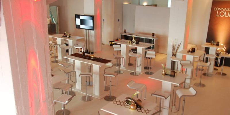 Loftiges Gewölbe mit Elbblick