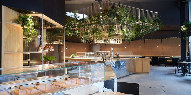 LOCATION gleich am Ausgang der S-Bahn/U-Bahn 