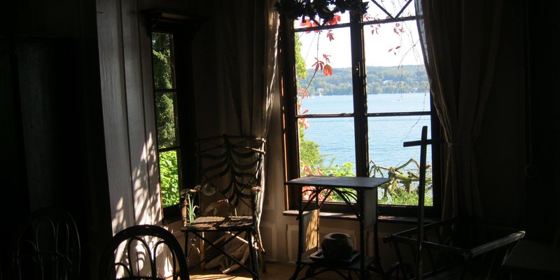 Landhaus mit Festzelt am Starnberger See - Erker im Küchen-Wohnzimmer