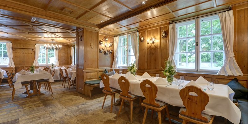 Manor House with arched cellar, Hall and courtyard