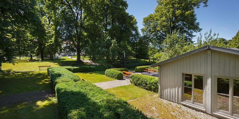 Tagungshotel mit Ambiente im Allgäu - Park mit Grillhütte und Lagerfeuerstelle 