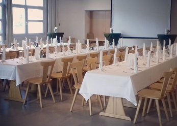 Vereinsgaststätte mit Blick auf Sportanlage