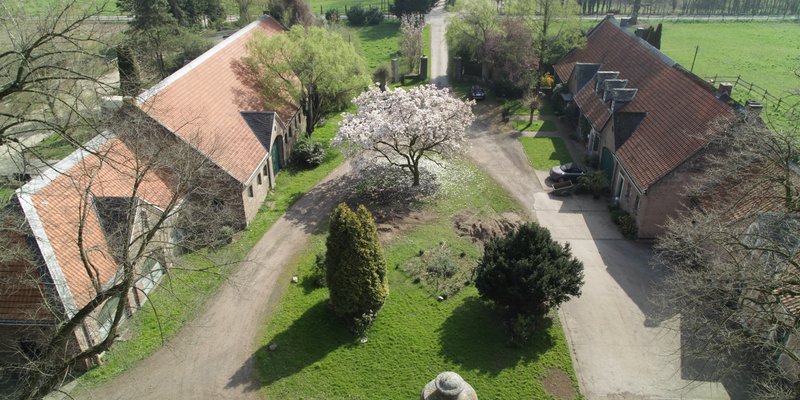 Schloss mit Eventscheune und Park nahe Köln - Innenhofansicht vom Schloss auf die Eventscheune
