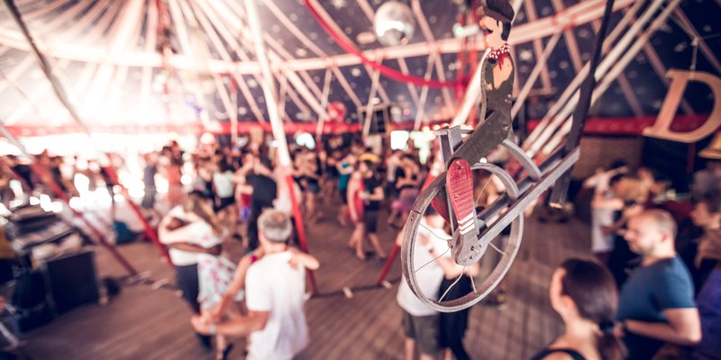 Sommer OpenAir-Location mit Zirkuscharakter