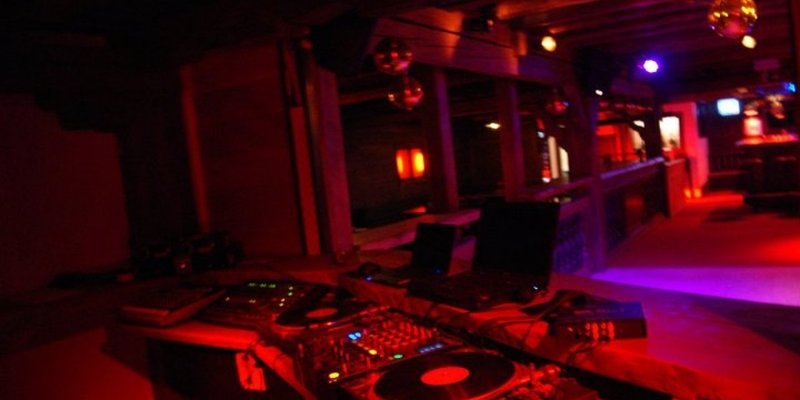 Gemütlich eingerichtete Bar mit Tanzfläche